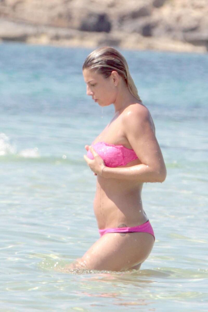 Emma Marrone, curve hot in barca 7