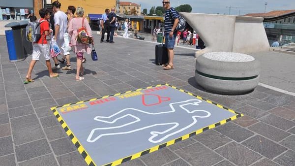 Guerra choc ai vu' cumprà con i finti cadaveri