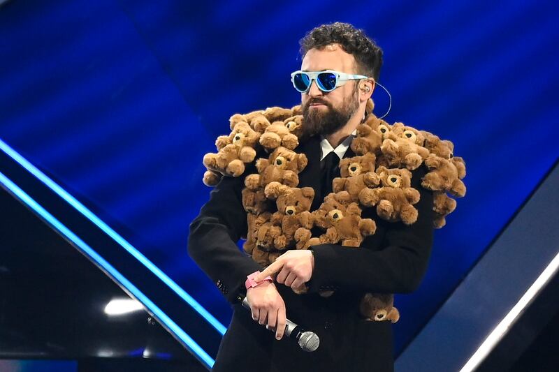 Sanremo 2024: ecco il look della prima serata del Festival di Dargen D'Amico 8