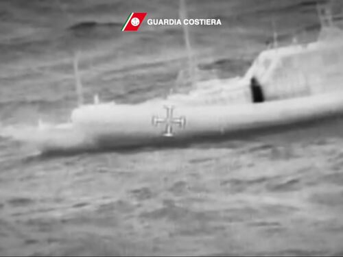 Velista disperso in mare da giorni. Lo spettacolare salvataggio della Guardia Costiera