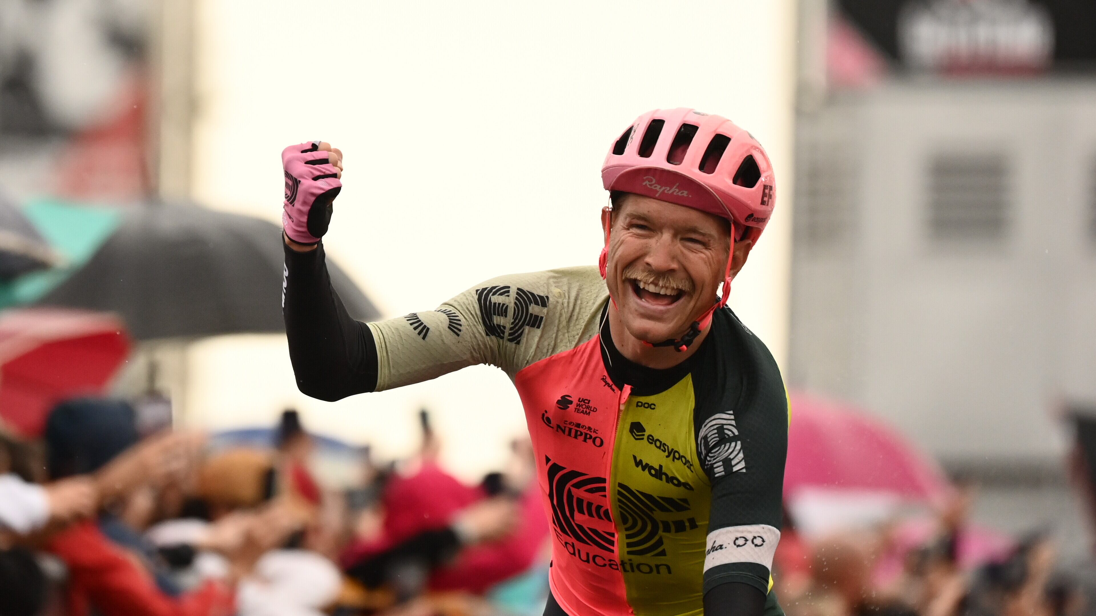 Pioggia, freddo e tanti ritiri al Giro. A Viareggio Cort Nielsen su De Marchi