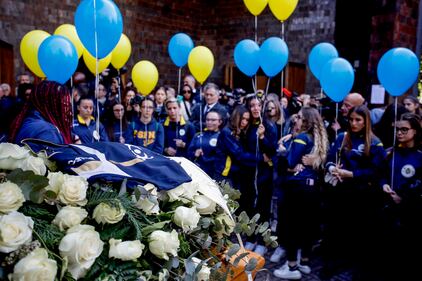 Le lacrime e gli abbracci per l'addio a Julia Ituma 5