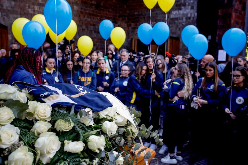Le lacrime e gli abbracci per l'addio a Julia Ituma 5