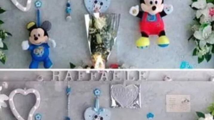 Furto di giocattoli dalla tomba di un bambino: sconcerto a Casoria