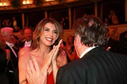 Ballo delle debuttanti: sexy incidente per Elisabetta Canalis 4