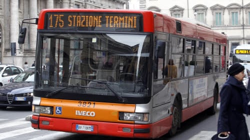 "Il biglietto? Pensa a guidare". E il migrante aggredisce l'autista