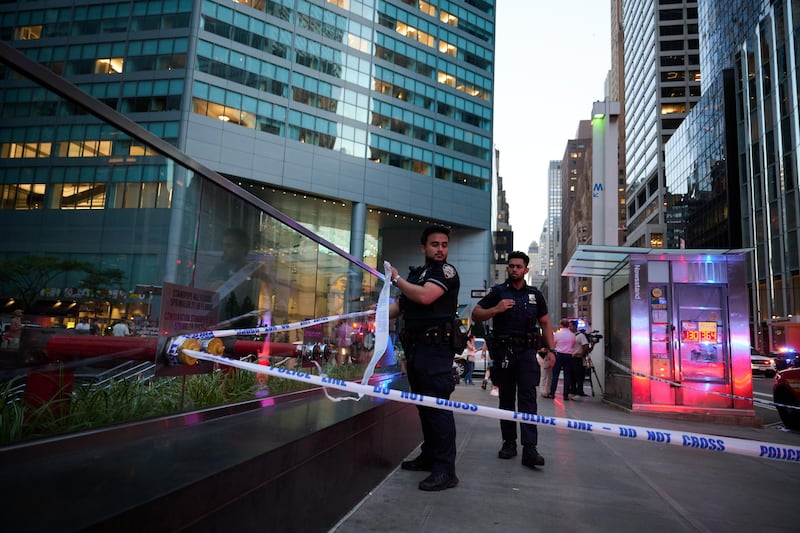 New York, l'intervento di poliziotti e medici dopo l'assalto nel grattacielo 3