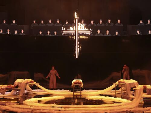 Un Medioevo di luci e di fiamme. "Il nome della rosa" mantiene il suo mistero
