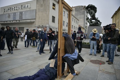 G7 Torino: manifestanti inscenano ghigliottina 3