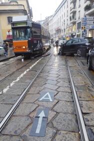 Auto si scontra con tram in centro a Milano 7