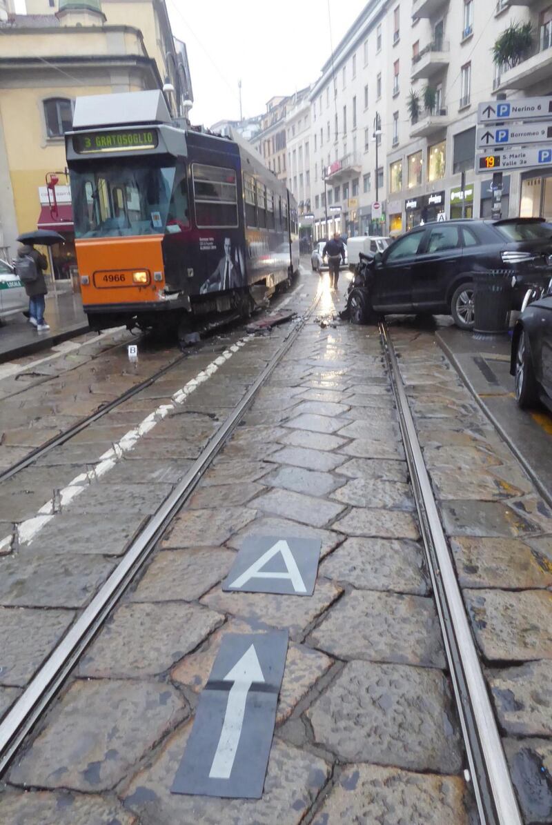 Auto si scontra con tram in centro a Milano 7