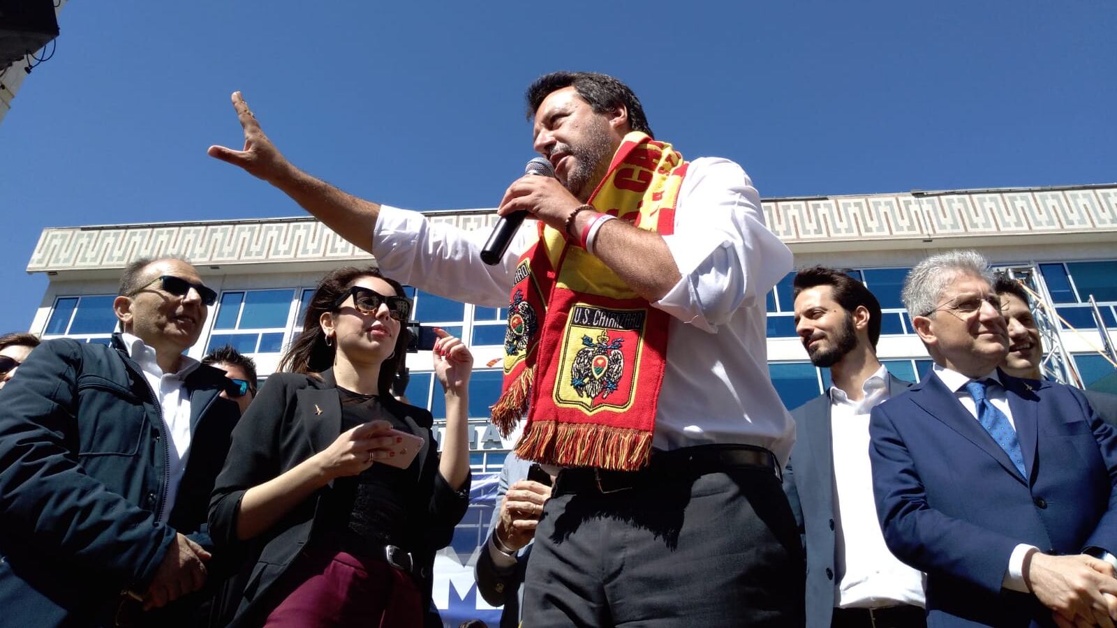 Matteo si gioca tutto: "Europee referendum". Di Maio lo gela ancora