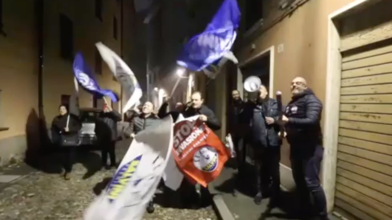 Ferrara, Lega umilia la sinistra: fa la festa sotto la sede del Pd