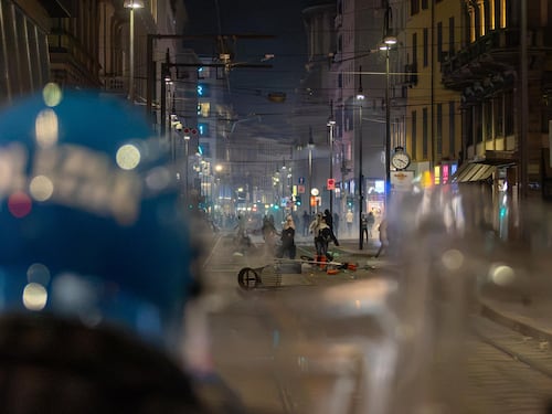 Guerriglia al Duomo: sassi, tavoli, sedie e calci agli agenti. Molti feriti e 50 fermati, la metà sono minorenni. Salvini: “Centri sociali, maranza e marciume sinistro avariato”