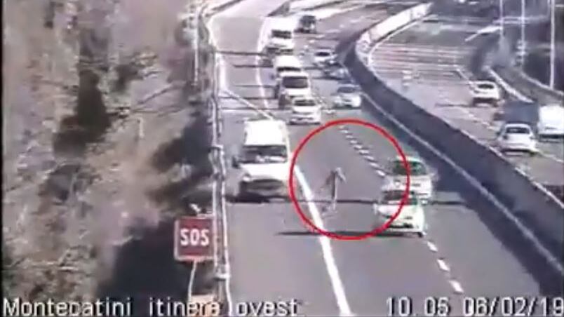 La follia dell'autista: attraversa a piedi l'autostrada per recuperare un oggetto