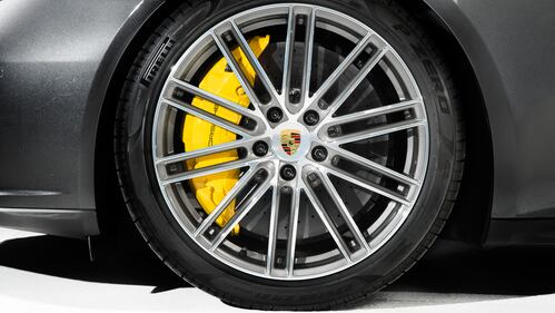 Le immagini della nuova Porsche Panamera 8