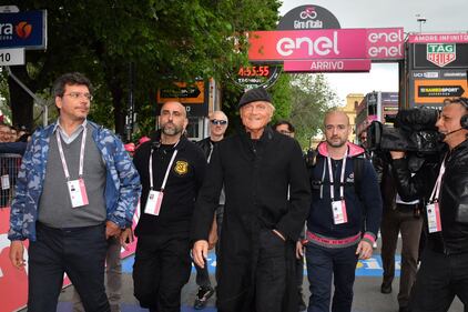Sorpresa al giro d'Italia: il primo a tagliare il traguardo è Don Matteo 4