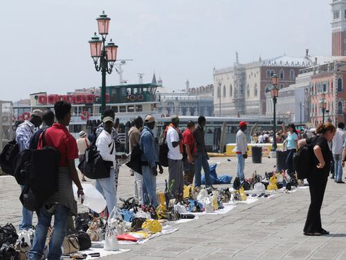 Venezia, abusivi stranieri multati per milioni ma non pagano un euro