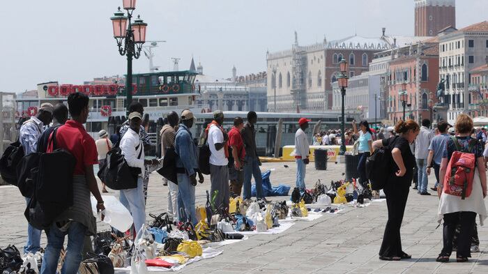 Venezia, abusivi stranieri multati per milioni ma non pagano un euro