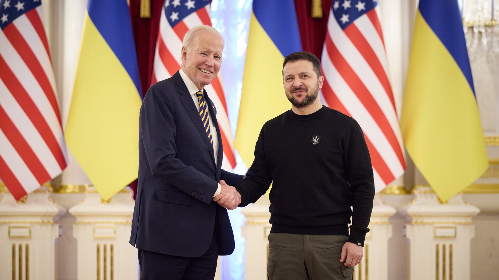 "Ucraina in piedi, la democrazia resiste". Biden a sorpresa da Zelensky a Kiev