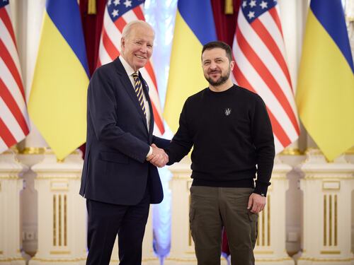 "Ucraina in piedi, la democrazia resiste". Biden a sorpresa da Zelensky a Kiev