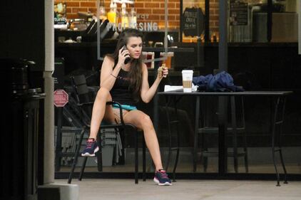 Scandalo a Hollywood: Alicia Arden mostra il lato b in un caffè 5