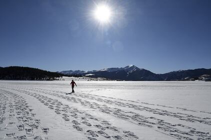 Gli spettacolari disegni, realizzati camminando sulla neve 3