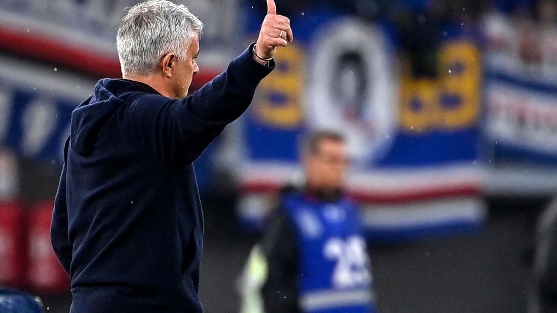 "Sei uno zingaro", i tifosi della Roma insultano Stankovic: Mourinho li zittisce