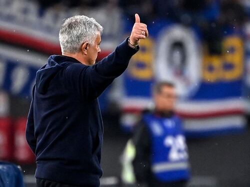 "Sei uno zingaro", i tifosi della Roma insultano Stankovic: Mourinho li zittisce