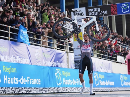 Van der Poel cala il tris: più forte di un idiota nella Parigi-Roubaix che "battezza" Pogacar