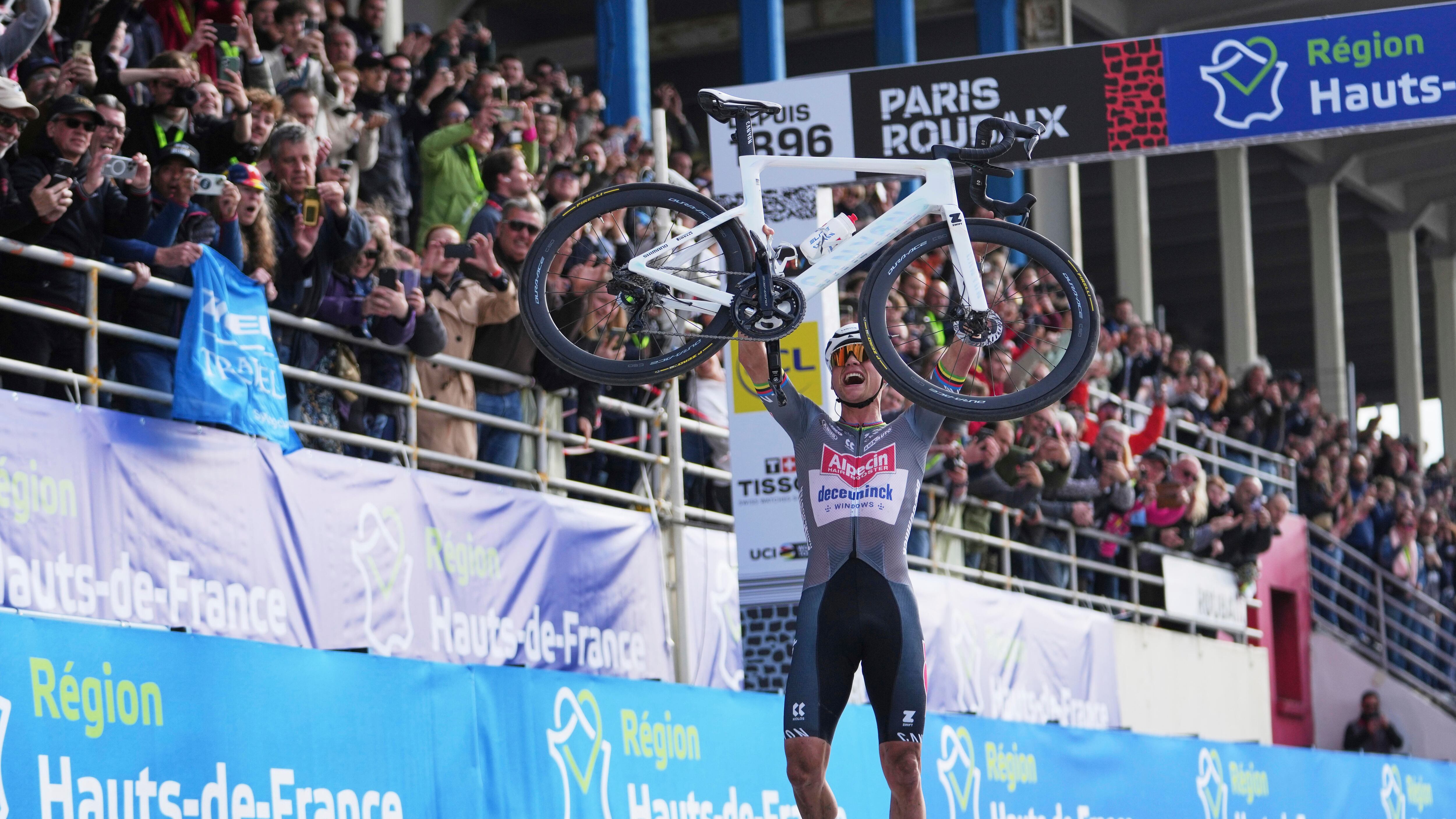 Van der Poel cala il tris: più forte di un idiota nella Parigi-Roubaix che "battezza" Pogacar