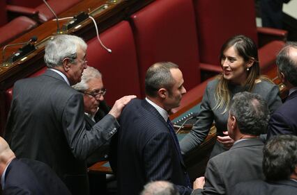 La Boschi vota: tacchi alti e abito strizzatissimo 9