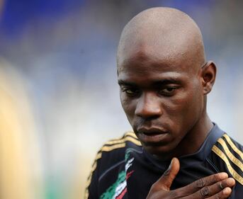 Balotelli tampona auto: illesi il calciatore e l'altro conducente