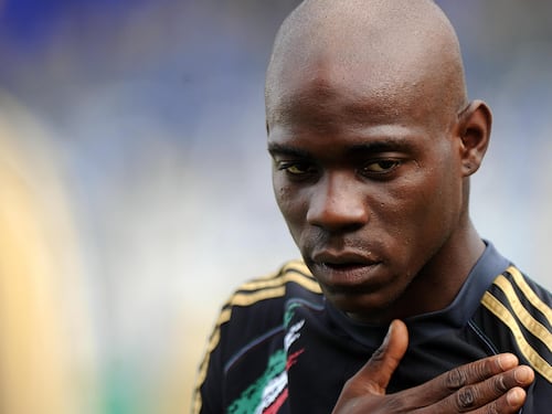 Balotelli, via cresta e orecchini