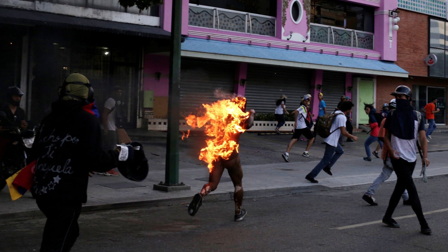 Il Venezuela brucia, nelle proteste un manifestante dato alle fiamme
