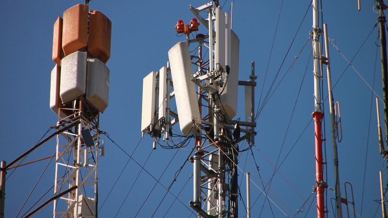 Scontro residenti forze dell’ordine a Quarto Flegreo: il no dei cittadini all’antenna 5G