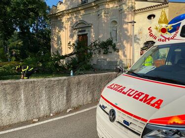 Albero cade davanti alla chiesa di San Pietro a Luino: 8 feriti, di cui 2 gravi 7