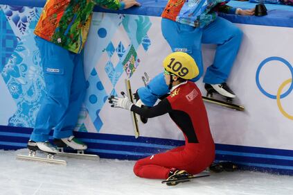 Sochi, la pattinatrice cinese cade e travolge i giudici 6