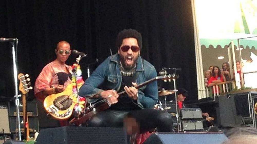 Lenny Kravitz nudo sul palco: incidente hot durante un concerto