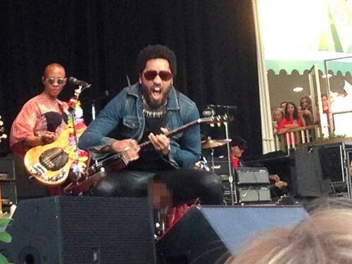 Lenny Kravitz nudo sul palco: incidente hot durante un concerto