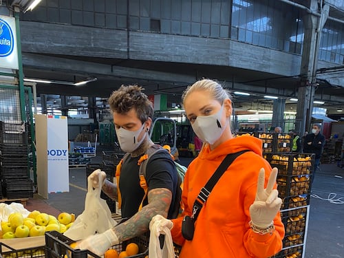 Chiara Ferragni e Fedez volontari per un giorno. Frutta e verdura per chi è in difficoltà