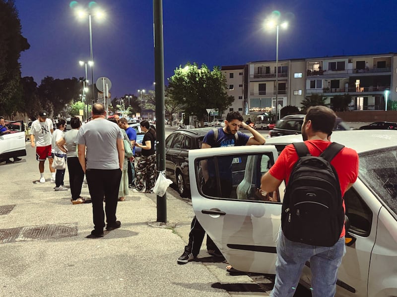 Terremoto nei Campi Flegrei, gente in strada da Pozzuoli a Napoli 7