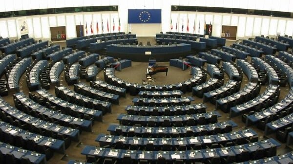 Ecco l'ultimo psicodramma grillino: non sanno dove sedersi a Bruxelles