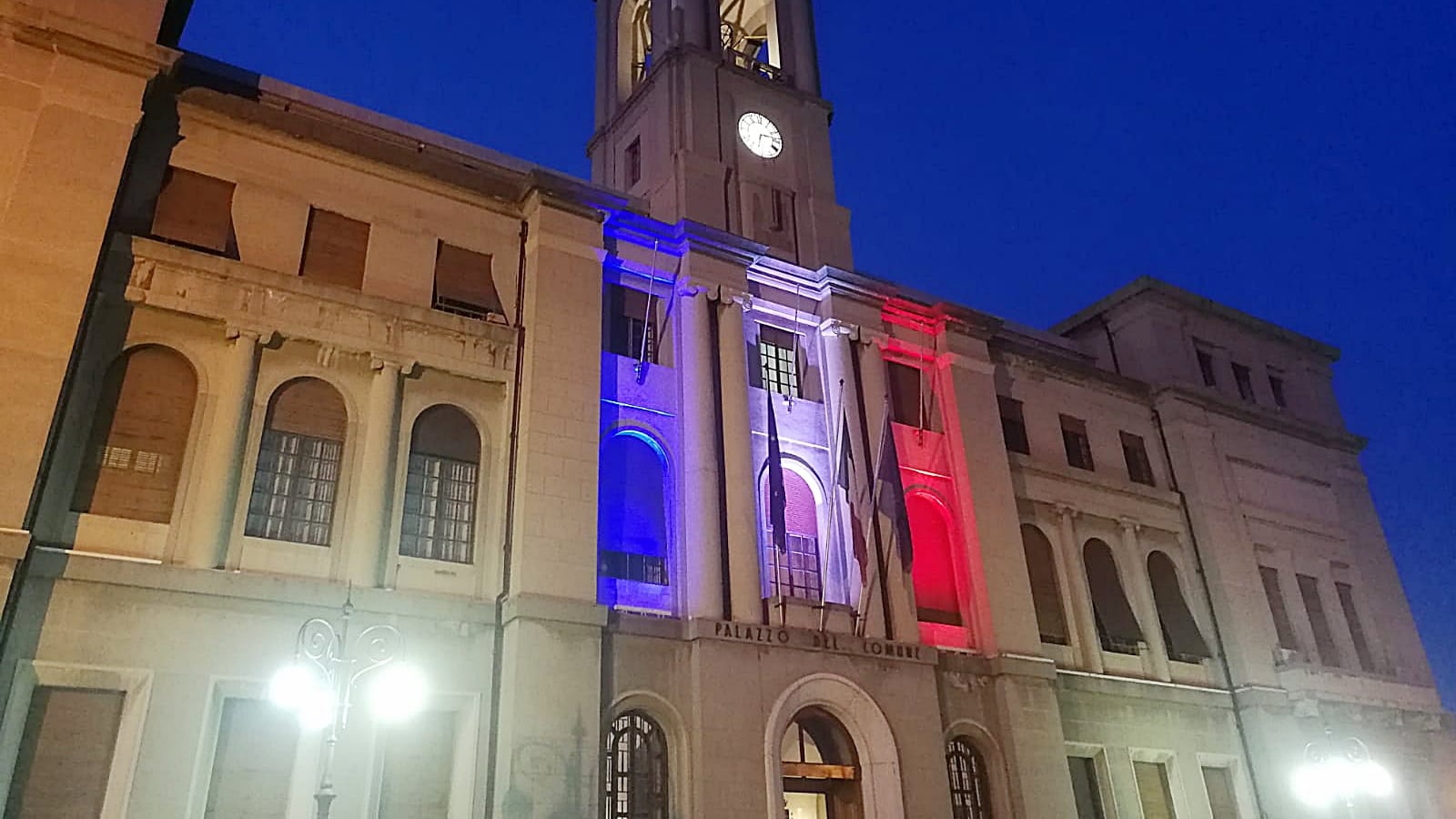 Il tricolore francese sul Comune: coppia la polemica a Imperia