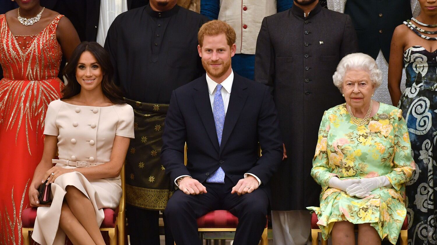 Meghan Markle accavalla le gambe: così infrange una regola reale