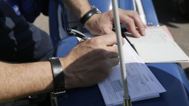 Vigevano, peruviano fa pipì in strada: scatta multa da 3.300 euro