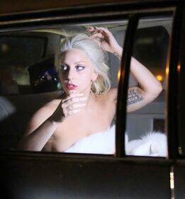 Lady Gaga fuori di seno a New York 3