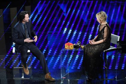 Sanremo 2017, Maria De Filippi e il bacio agli ospiti 39