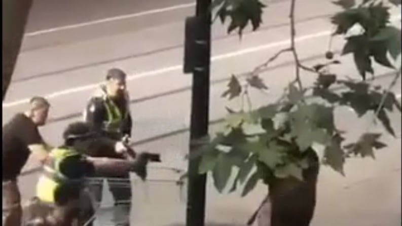 Senzatetto eroe affrontò il terrorista di Melbourne: raccolti per lui 70mila euro