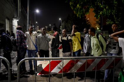 Migranti, l'hub di via Sammartini al collasso 1